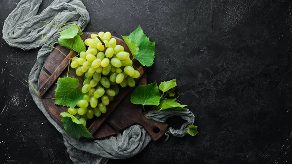 Uvas Verdes Frescas Con Hojas Sobre Una Mesa Piedra Negra —  Fotos de Stock