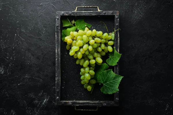 Uvas Verdes Frescas Com Folhas Uma Mesa Pedra Preta Vista — Fotografia de Stock