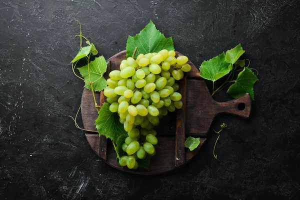 Uvas Verdes Frescas Com Folhas Uma Mesa Pedra Preta Vista — Fotografia de Stock