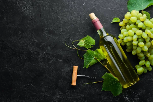 Garrafa Vinho Branco Uvas Frescas Uma Mesa Pedra Preta Vista — Fotografia de Stock