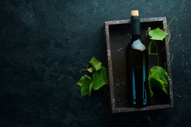 Kırmızı şarap ve taze üzüm siyah taş bir masada. Üst te. Metniniz için boş alan.