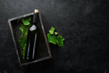 Kırmızı şarap ve taze üzüm siyah taş bir masada. Üst te. Metniniz için boş alan.