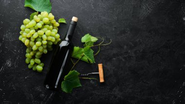 Kırmızı şarap ve taze üzüm siyah taş bir masada. Üst te. Metniniz için boş alan.