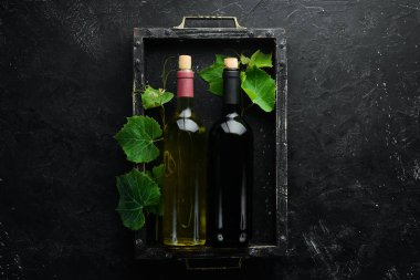 Siyah taş masa üzerinde şarap şişeleri seti. Üst te. Metniniz için boş alan.