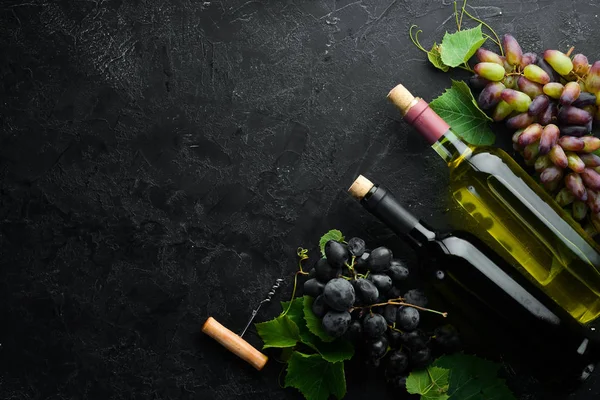 Garrafa Vinho Tinto Branco Uvas Uma Mesa Pedra Preta Vista — Fotografia de Stock