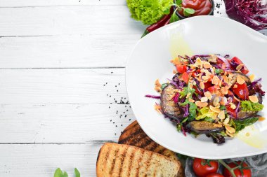 Patlıcan salatası ve fındık ile taze sebze. Üst te. Metniniz için boş alan.