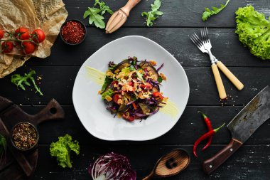 Patlıcan salatası ve fındık ile taze sebze. Üst te. Metniniz için boş alan.