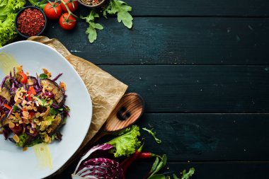 Patlıcan salatası ve fındık ile taze sebze. Üst te. Metniniz için boş alan.