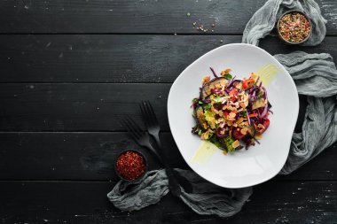 Patlıcan salatası ve fındık ile taze sebze. Üst te. Metniniz için boş alan.