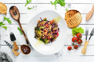 Patlıcan salatası ve fındık ile taze sebze. Üst te. Metniniz için boş alan.