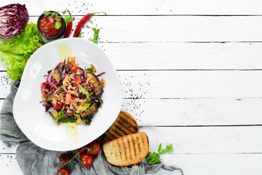 Patlıcan salatası ve fındık ile taze sebze. Üst te. Metniniz için boş alan.