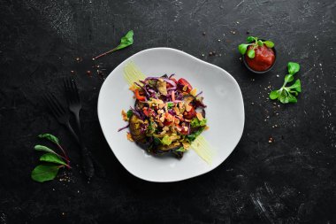 Patlıcan salatası ve fındık ile taze sebze. Üst te. Metniniz için boş alan.