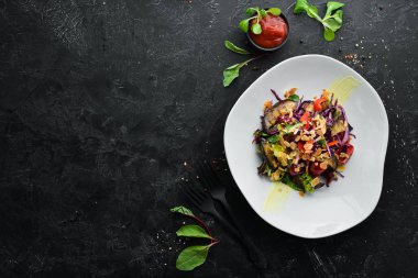 Patlıcan salatası ve fındık ile taze sebze. Üst te. Metniniz için boş alan.