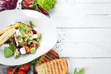 Beyaz peynirli sebze salatası. Gıda. Üst te. Metniniz için boş alan.