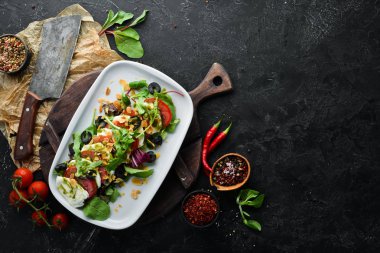 Caprese salatası. Domates, mozzarella ve baharatlar. Gıda. Üst te. Metniniz için boş alan.