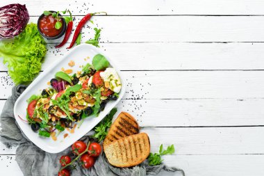 Caprese salatası. Domates, mozzarella ve baharatlar. Gıda. Üst te. Metniniz için boş alan.