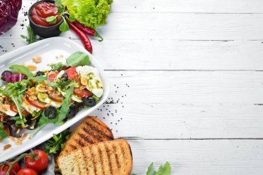 Caprese salatası. Domates, mozzarella ve baharatlar. Gıda. Üst te. Metniniz için boş alan.