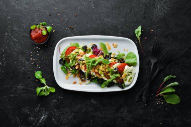 Caprese salatası. Domates, mozzarella ve baharatlar. Gıda. Üst te. Metniniz için boş alan.