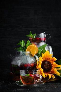 Kızılcık ve nane çayı. Sıcak kış içecekleri. Siyah bir arka plan üzerinde. Üstte görüntü.