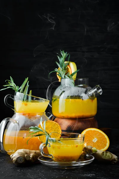 Τσάι Πορτοκάλι Και Τζίντζερ Καυτά Χειμωνιάτικα Ποτά Μαύρο Φόντο Κορυφαία — Φωτογραφία Αρχείου
