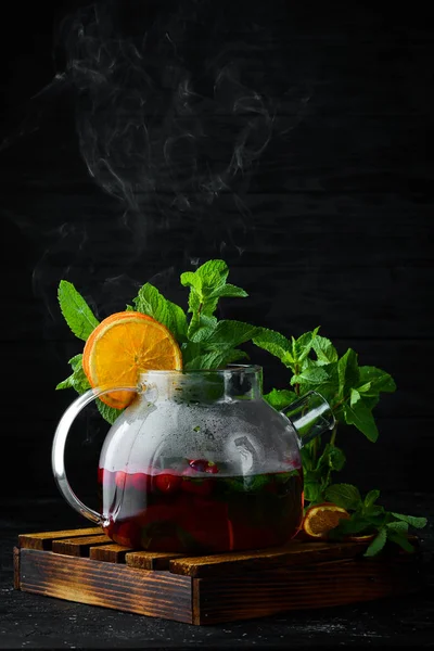 Tőzegáfonya Menta Tea Forró Téli Italok Fekete Alapon Felülnézet — Stock Fotó