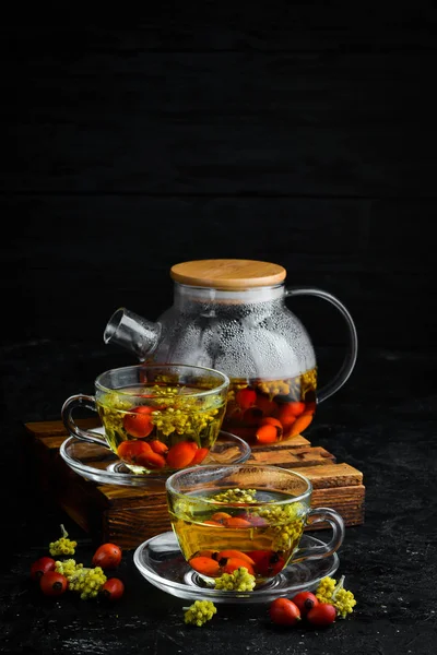 Χαμομήλι Και Άγριο Ροζέ Τσάι Καυτά Χειμωνιάτικα Ποτά Μαύρο Φόντο — Φωτογραφία Αρχείου