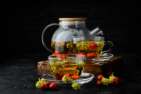 Rumianku Dzikiej Róży Herbaty Gorące Zimowe Drinki Czarnym Tle Widok — Zdjęcie stockowe