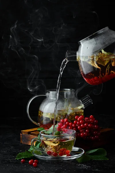 Tee Aus Viburnum Und Waldkräutern Heiße Wintergetränke Auf Schwarzem Hintergrund — Stockfoto