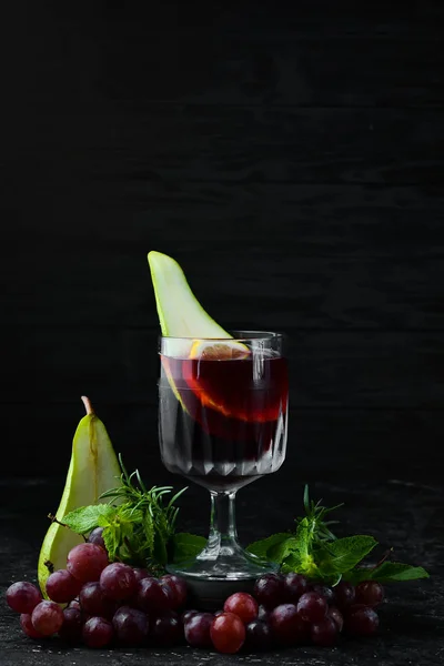 Grzane Wino Okularach Owoce Cytrusowe Laski Cynamonu Widok Góry Czarnym — Zdjęcie stockowe