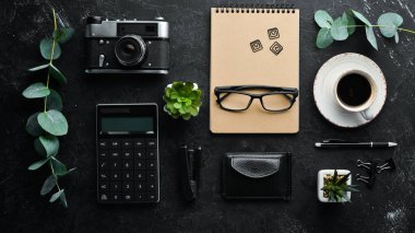 Seyahat ve tatil konsepti. Pasaport, harita, pusula, kahve. Seyahat aksesuarları ile Macera konsept görüntüsü.