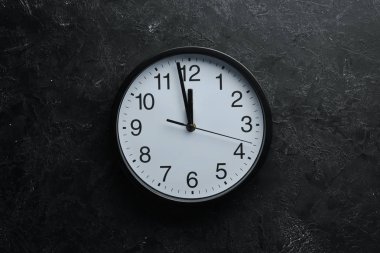 Eski arka planda numaralar içeren yuvarlak saat.