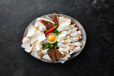 Ekmek, hardal ve biberli domuz yağı. Ukrayna geleneksel mutfağı. Üst te. Metniniz için boş alan.