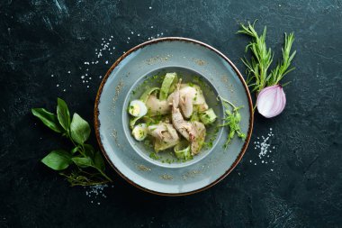 Bıldırcın çorbası, yumurta ve çırpılmış yumurta. Üst te. Metniniz için boş alan.