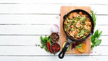 Bir tavada fasulye, domates ve sebze ile pişmiş sığır eti. Üst te. Metniniz için boş alan.