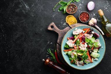 Tavuk filetolu taze sebze salatası. Gıda. Üst te. Metniniz için boş alan.