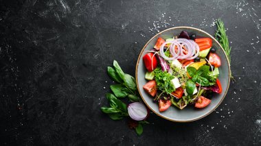 Beyaz peynirli taze sebze salatası. Gıda. Üst te. Metniniz için boş alan.
