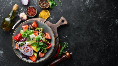 Beyaz peynirli taze sebze salatası. Gıda. Üst te. Metniniz için boş alan.