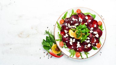 Beyaz peynirli pancar sebze salatası. Gıda. Üst te. Metniniz için boş alan.