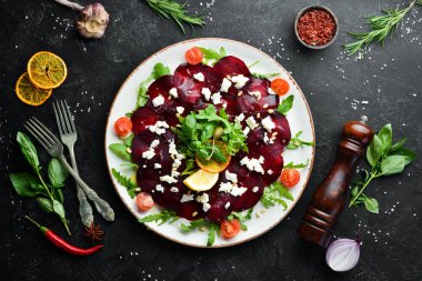 Beyaz peynirli pancar sebze salatası. Gıda. Üst te. Metniniz için boş alan.