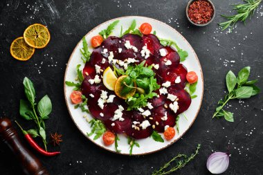 Beyaz peynirli pancar sebze salatası. Gıda. Üst te. Metniniz için boş alan.