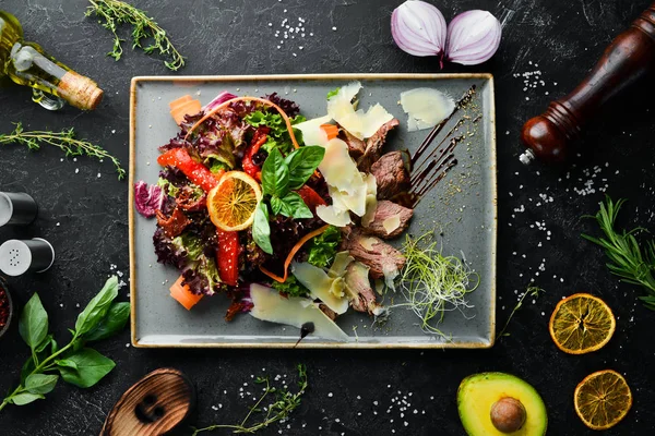 Groente Salade Met Kalfsvlees Parmezaanse Kaas Bovenaanzicht Vrije Ruimte Voor — Stockfoto