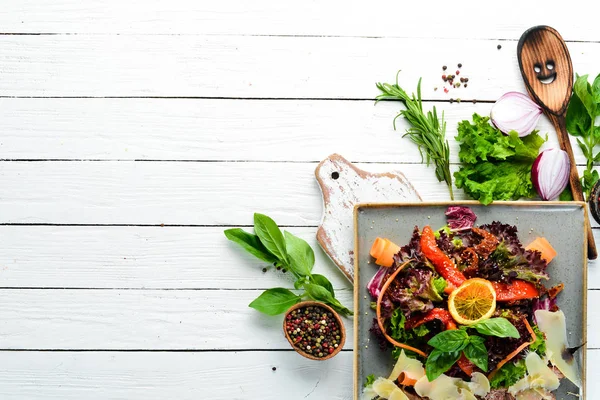 Salada Legumes Com Vitela Queijo Parmesão Vista Superior Espaço Livre — Fotografia de Stock