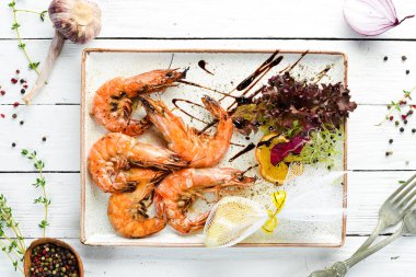 Izgara karides. Deniz ürünleri. Üst te. Metniniz için boş alan.