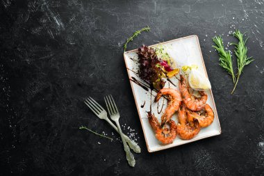 Izgara karides. Deniz ürünleri. Üst te. Metniniz için boş alan.