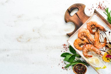 Izgara karides. Deniz ürünleri. Üst te. Metniniz için boş alan.