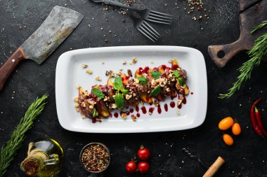 Elma ve kızılcık soslu kaz ciğeri. Üst te. Ücretsiz kopyalama alanı.