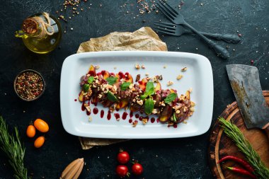 Elma ve kızılcık soslu kaz ciğeri. Üst te. Ücretsiz kopyalama alanı.