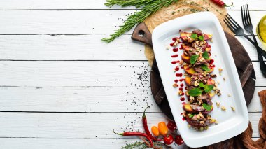 Elma ve kızılcık soslu kaz ciğeri. Üst te. Ücretsiz kopyalama alanı.