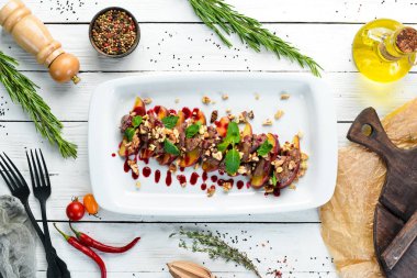 Elma ve kızılcık soslu kaz ciğeri. Üst te. Ücretsiz kopyalama alanı.