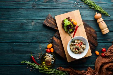 Krema soslu mantarlar. Üst te. Ücretsiz kopyalama alanı.